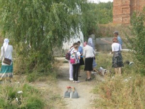 Добровольцы провели уборку территории у монастырского источника