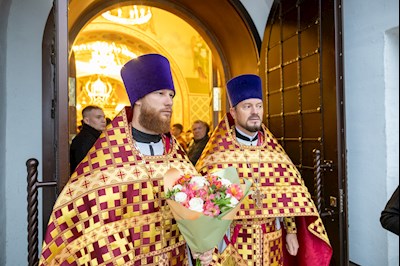 Архиереи Саратовской митрополии совершили Великое освящение храма великомученика Георгия Победоносца г. Покровска (Энгельса) и Божественную литургию в новоосвященном храме