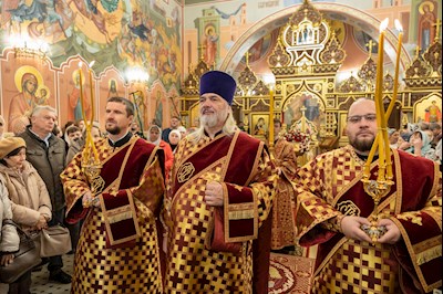 Архиереи Саратовской митрополии совершили Великое освящение храма великомученика Георгия Победоносца г. Покровска (Энгельса) и Божественную литургию в новоосвященном храме