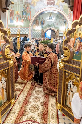 Архиереи Саратовской митрополии совершили Великое освящение храма великомученика Георгия Победоносца г. Покровска (Энгельса) и Божественную литургию в новоосвященном храме