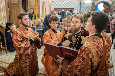 Архиереи Саратовской митрополии совершили Великое освящение храма великомученика Георгия Победоносца г. Покровска (Энгельса) и Божественную литургию в новоосвященном храме