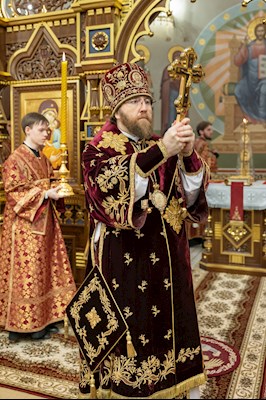 Архиереи Саратовской митрополии совершили Великое освящение храма великомученика Георгия Победоносца г. Покровска (Энгельса) и Божественную литургию в новоосвященном храме