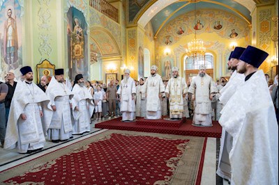 Божественная литургия в Покровском соборе г. Саратова