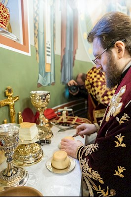 Архиереи Саратовской митрополии совершили Великое освящение храма великомученика Георгия Победоносца г. Покровска (Энгельса) и Божественную литургию в новоосвященном храме
