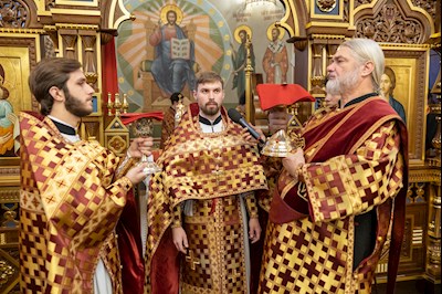 Архиереи Саратовской митрополии совершили Великое освящение храма великомученика Георгия Победоносца г. Покровска (Энгельса) и Божественную литургию в новоосвященном храме
