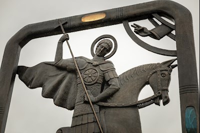 Архиереи Саратовской митрополии совершили Великое освящение храма великомученика Георгия Победоносца г. Покровска (Энгельса) и Божественную литургию в новоосвященном храме