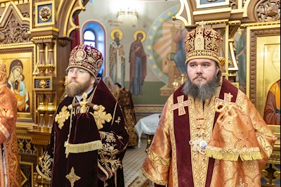 Архиереи Саратовской митрополии совершили Великое освящение храма великомученика Георгия Победоносца г. Покровска (Энгельса) и Божественную литургию в новоосвященном храме