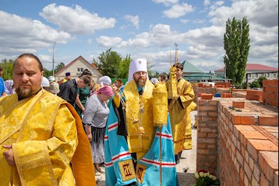 Митрополит Игнатий совершил чин основания Свято-Троицкого храма в г. Красный Кут