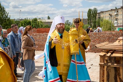 Митрополит Игнатий совершил чин основания Свято-Троицкого храма в г. Красный Кут