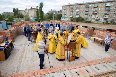 Митрополит Игнатий совершил чин основания Свято-Троицкого храма в г. Красный Кут