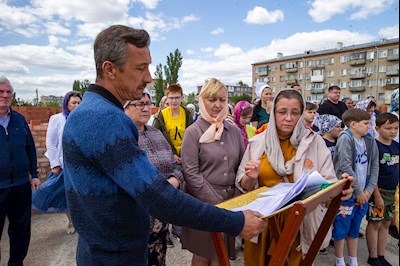 Митрополит Игнатий совершил чин основания Свято-Троицкого храма в г. Красный Кут
