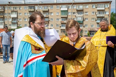 Митрополит Игнатий совершил чин основания Свято-Троицкого храма в г. Красный Кут