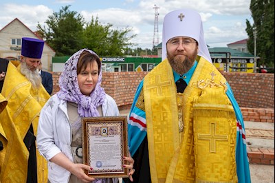 Митрополит Игнатий совершил чин основания Свято-Троицкого храма в г. Красный Кут