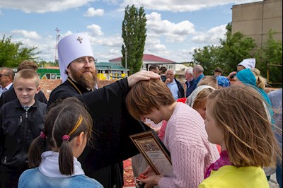 Митрополит Игнатий совершил чин основания Свято-Троицкого храма в г. Красный Кут