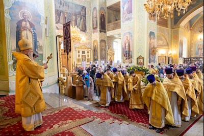 Епископ Феодор совершил Литургию в Покровском соборе г. Саратова