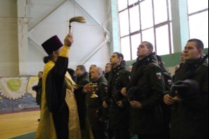 Священник благословил новобранцев на воинское служение