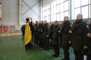 Священник благословил новобранцев на воинское служение