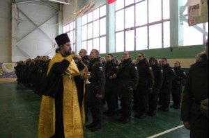 Священник благословил новобранцев на воинское служение