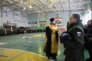 Священник благословил новобранцев на воинское служение