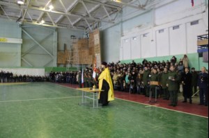 Священник благословил новобранцев на воинское служение