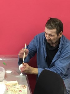 Волонтеры провели творческое занятие для бездомных