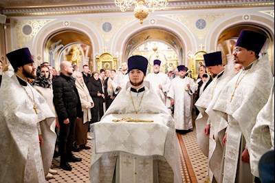 Ночная Божественная литургия в Свято-Троицком кафедральном соборе г. Саратова