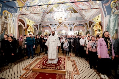 Ночная Божественная литургия в Свято-Троицком кафедральном соборе г. Саратова
