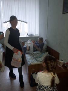Волонтеры Георгиевского храма г. Саратова поздравили пожилых людей со светлым праздником Пасхи