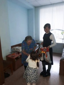Волонтеры Георгиевского храма г. Саратова поздравили пожилых людей со светлым праздником Пасхи