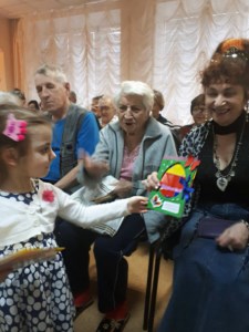 Волонтеры Георгиевского храма г. Саратова поздравили пожилых людей со светлым праздником Пасхи