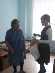 Волонтеры Георгиевского храма г. Саратова поздравили пожилых людей со светлым праздником Пасхи