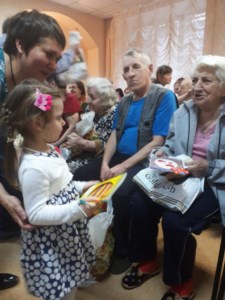 Волонтеры Георгиевского храма г. Саратова поздравили пожилых людей со светлым праздником Пасхи