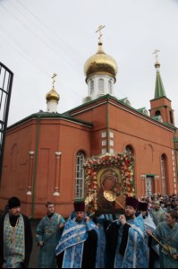 В крестном ходе в день празднования в честь Казанской иконы Божией Матери приняло участие около восьми тысяч человек
