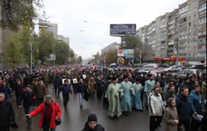 В крестном ходе в день празднования в честь Казанской иконы Божией Матери приняло участие около восьми тысяч человек