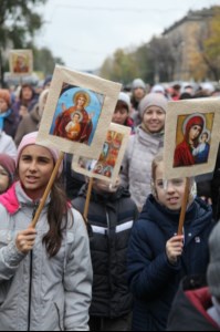 В крестном ходе в день празднования в честь Казанской иконы Божией Матери приняло участие около восьми тысяч человек