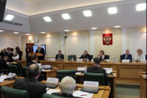 Митрополит Лонгин выступил с докладом на круглом столе «Роль духовно-нравственных ценностей в формировании личности в системе образования» в рамках VI Парламентских встреч