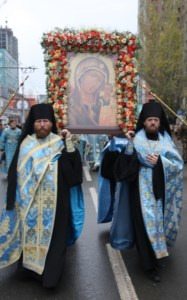В крестном ходе в день празднования в честь Казанской иконы Божией Матери приняло участие около восьми тысяч человек