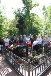 Митрополит Лонгин совершил панихиду на могиле Епископа Вениамина (Милова)