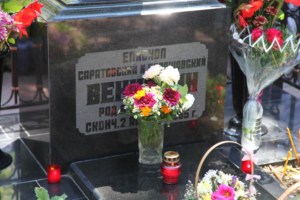 Митрополит Лонгин совершил панихиду на могиле Епископа Вениамина (Милова)