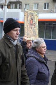 В крестном ходе в день празднования в честь Казанской иконы Божией Матери приняло участие около восьми тысяч человек