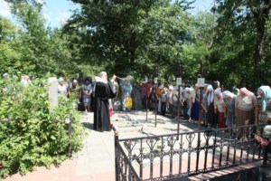 Митрополит Лонгин совершил панихиду на могиле Епископа Вениамина (Милова)
