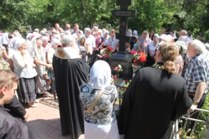 Митрополит Лонгин совершил панихиду на могиле Епископа Вениамина (Милова)