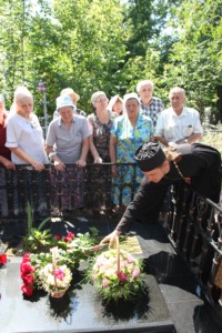 Митрополит Лонгин совершил панихиду на могиле Епископа Вениамина (Милова)