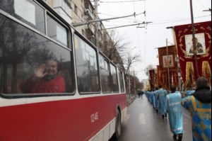 В крестном ходе в день празднования в честь Казанской иконы Божией Матери приняло участие около восьми тысяч человек
