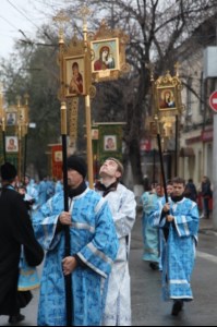 В крестном ходе в день празднования в честь Казанской иконы Божией Матери приняло участие около восьми тысяч человек
