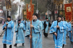 В крестном ходе в день празднования в честь Казанской иконы Божией Матери приняло участие около восьми тысяч человек