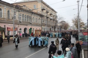 В крестном ходе в день празднования в честь Казанской иконы Божией Матери приняло участие около восьми тысяч человек