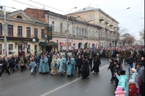 В крестном ходе в день празднования в честь Казанской иконы Божией Матери приняло участие около восьми тысяч человек
