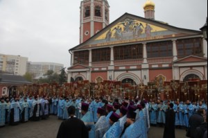 В крестном ходе в день празднования в честь Казанской иконы Божией Матери приняло участие около восьми тысяч человек