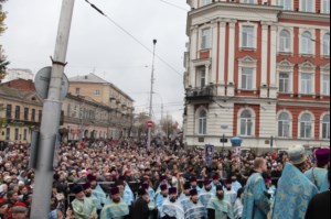 В крестном ходе в день празднования в честь Казанской иконы Божией Матери приняло участие около восьми тысяч человек